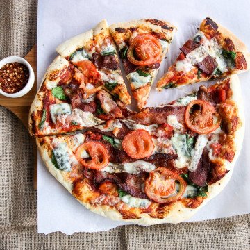 A pizza sitting on top of a table